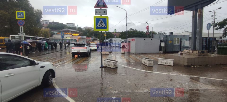 На площади Захарова северной стороны Севастополя на месте бывшего стихийного рынка нанесли новую дорожную разметку и установили знаки На площади Захарова северной стороны Севастополя на месте бывшего стихийного рынка нанесли новую дорожную разметку и установили знаки