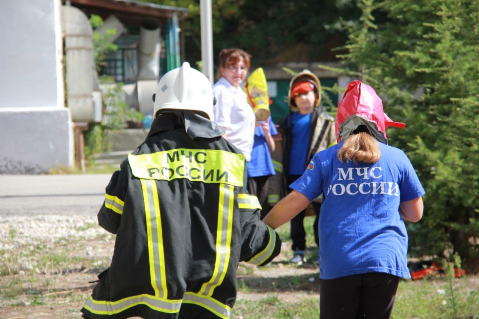 В детском оздоровительном лагере «Сокол» в самом разгаре пожарно-спасательная смена «Феникс», объединившая 134 кадета В детском оздоровительном лагере «Сокол» в самом разгаре пожарно-спасательная смена «Феникс», объединившая 134 кадета