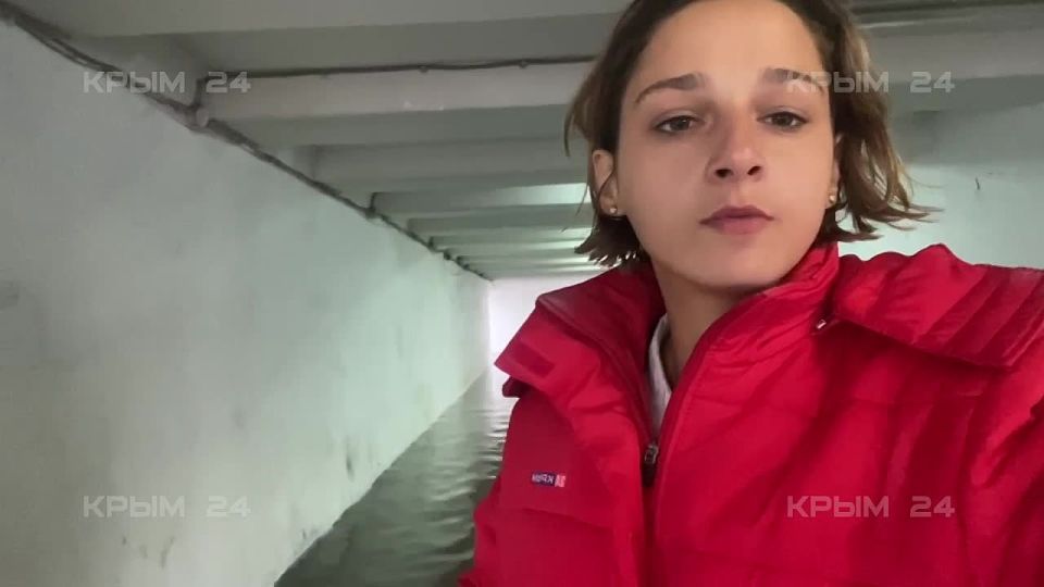 Обстановка в подтопленном подземном переходе в районе площади Куйбышева в Симферополе