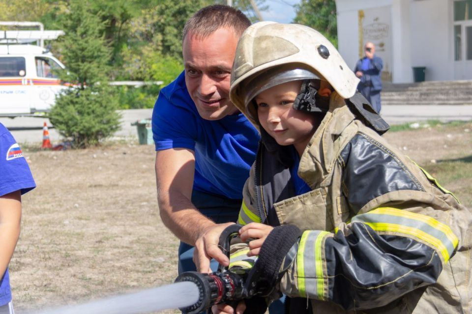 В детском оздоровительном лагере «Сокол» в самом разгаре пожарно-спасательная смена «Феникс», объединившая 134 кадета В детском оздоровительном лагере «Сокол» в самом разгаре пожарно-спасательная смена «Феникс», объединившая 134 кадета