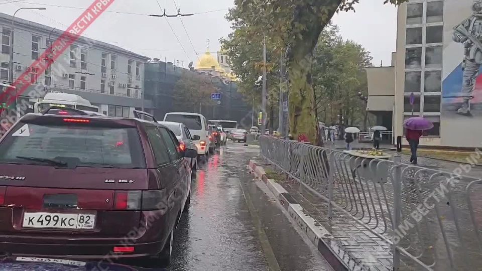 На крымскую столицу обрушилась непогода: Дороги подтоплены