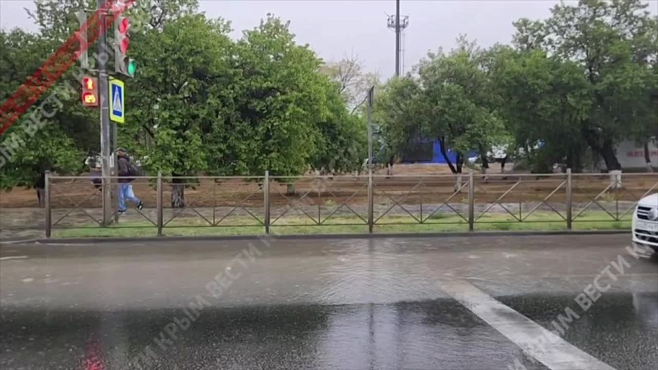 Проспект Победы в Симферополе сковали пробки