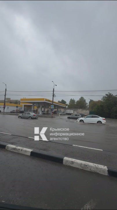 Улица Генерала Васильева в Симферополе превратилась уже в полноценную реку