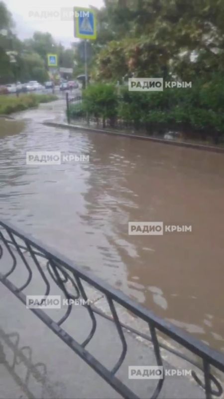 Дороги на бульваре Франко в Симферополе превратились в реки