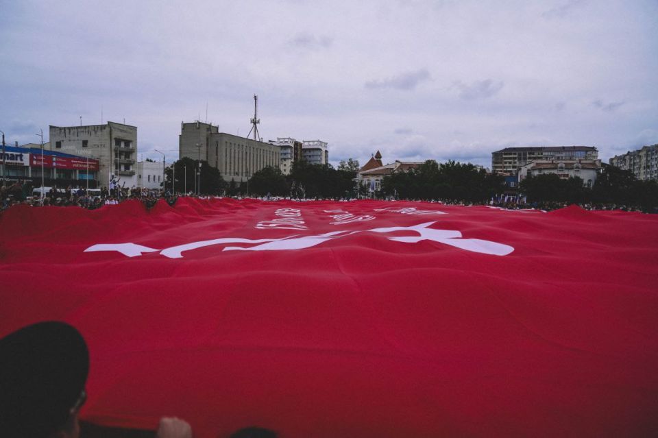 В Евпатории развернули самое большое в мире Знамя Победы