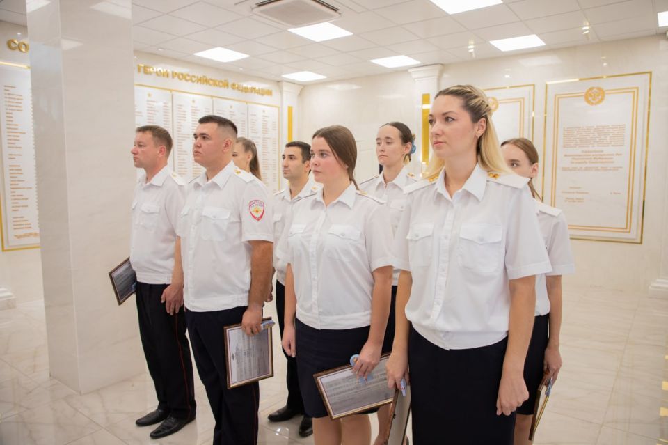 Начальник УМВД России по г. Севастополю генерал-майор полиции Сергей Сигунов вручил новые погоны сотрудникам ОВД, получившим первые офицерские звания Начальник УМВД России по г. Севастополю генерал-майор полиции Сергей Сигунов вручил новые погоны сотрудникам ОВД, получившим первые офицерские звания