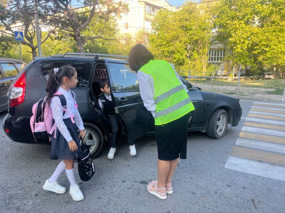 В целях недопущения детского дорожно-транспортного травматизма и привлечения внимания общественности к проблеме обеспечения безопасности дорожного движения детей-пешеходов и детей-пассажиров в МБОУ «СОШ № 4 имени маршала... В целях недопущения детского дорожно-транспортного травматизма и привлечения внимания общественности к проблеме обеспечения безопасности дорожного движения детей-пешеходов и детей-пассажиров в МБОУ «СОШ № 4 имени маршала...
