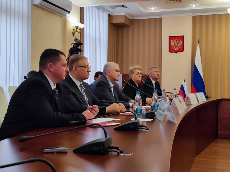 Послы Мали, Буркина-Фасо и Нигера в России провели переговоры с главой Республики Крым Сергеем Аксёновым Послы Мали, Буркина-Фасо и Нигера в России провели переговоры с главой Республики Крым Сергеем Аксёновым