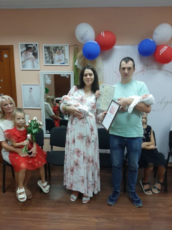 В Ялтинском городском отделе ЗАГС в преддверии Международного дня мира, который отмечается 21 сентября, проводилось торжественное вручение свидетельства о рождении двойни Софии и Мирославы В Ялтинском городском отделе ЗАГС в преддверии Международного дня мира, который отмечается 21 сентября, проводилось торжественное вручение свидетельства о рождении двойни Софии и Мирославы