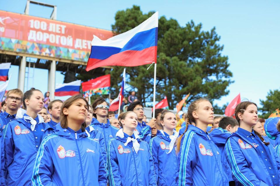 Дом дружбы народов и Госкомнац Крыма продолжают эстафету по разворачиванию Знамени Победы! Дом дружбы народов и Госкомнац Крыма продолжают эстафету по разворачиванию Знамени Победы!