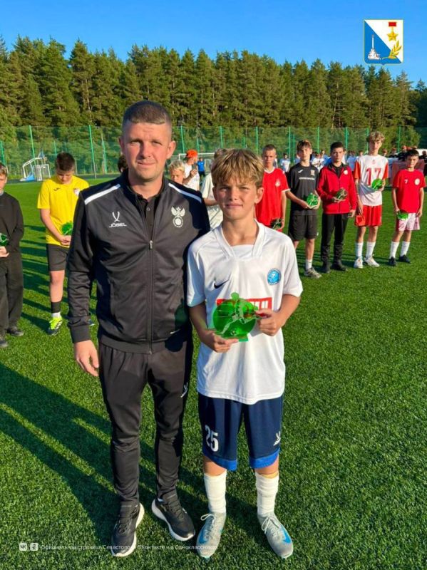 Команда ДЮФК «Севастополь» — победители III этапа Всероссийских соревнований «Кожаный мяч — Лига юных футболистов» Команда ДЮФК «Севастополь» — победители III этапа Всероссийских соревнований «Кожаный мяч — Лига юных футболистов»