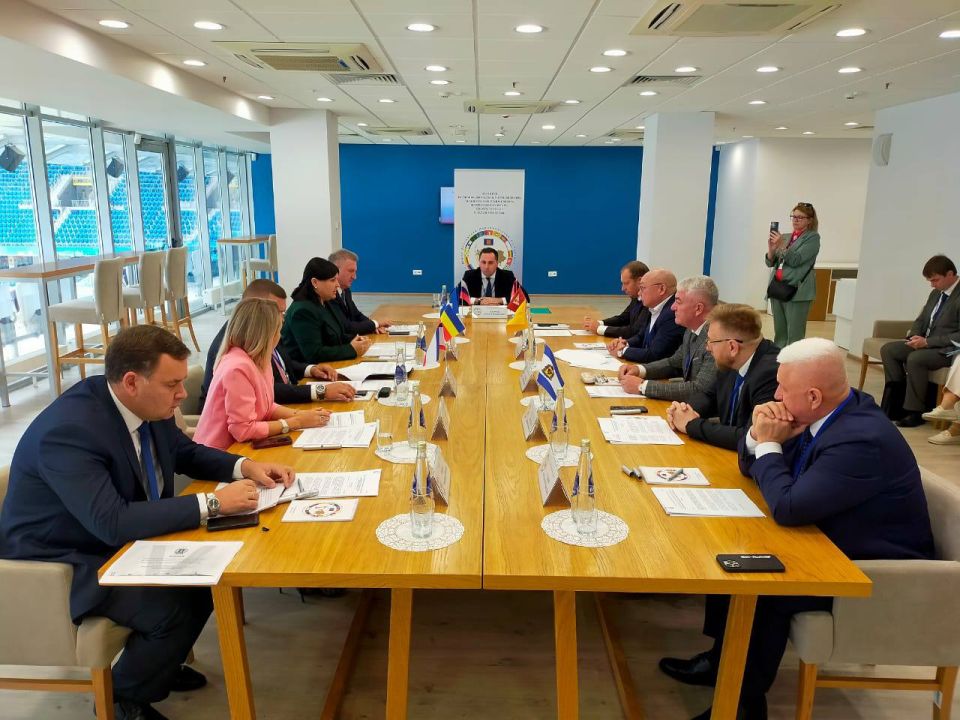 ЮРПА поддержала крымские инициативы по защите водных ресурсов и пляжей ЮРПА поддержала крымские инициативы по защите водных ресурсов и пляжей