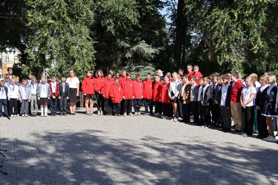 19 сентября 2025 года в МБОУ «Раздольненская школа-лицей №1» состоялось торжественное событие – открытие мемориальной доски в честь Героя Советского Союза Алексея Ивановича Кузнецова 19 сентября 2025 года в МБОУ «Раздольненская школа-лицей №1» состоялось торжественное событие – открытие мемориальной доски в честь Героя Советского Союза Алексея Ивановича Кузнецова