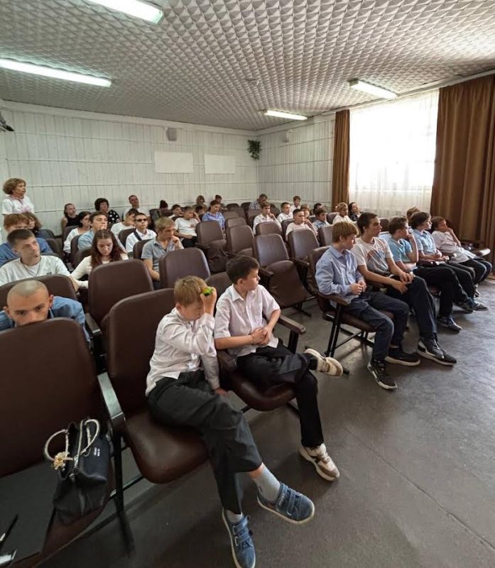 В Джанкое сотрудники транспортной полиции провели «Уроки БЕЗопасности» для учащихся В Джанкое сотрудники транспортной полиции провели «Уроки БЕЗопасности» для учащихся