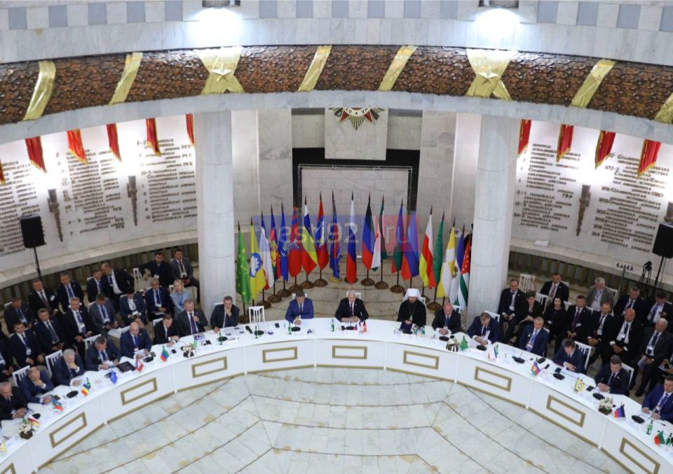 Кадры заседания Конференции Южно-Российской Парламентской Ассоциации в Волгограде с участием депутатов из Севастополя Кадры заседания Конференции Южно-Российской Парламентской Ассоциации в Волгограде с участием депутатов из Севастополя
