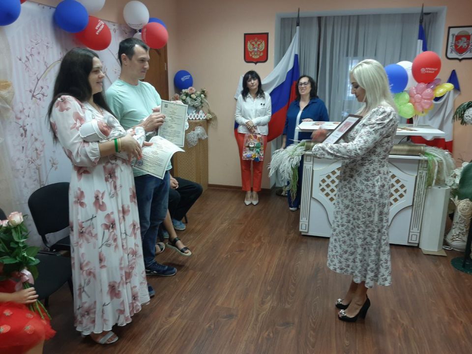 В Ялтинском городском отделе ЗАГС в преддверии Международного дня мира, который отмечается 21 сентября, проводилось торжественное вручение свидетельства о рождении двойни Софии и Мирославы В Ялтинском городском отделе ЗАГС в преддверии Международного дня мира, который отмечается 21 сентября, проводилось торжественное вручение свидетельства о рождении двойни Софии и Мирославы