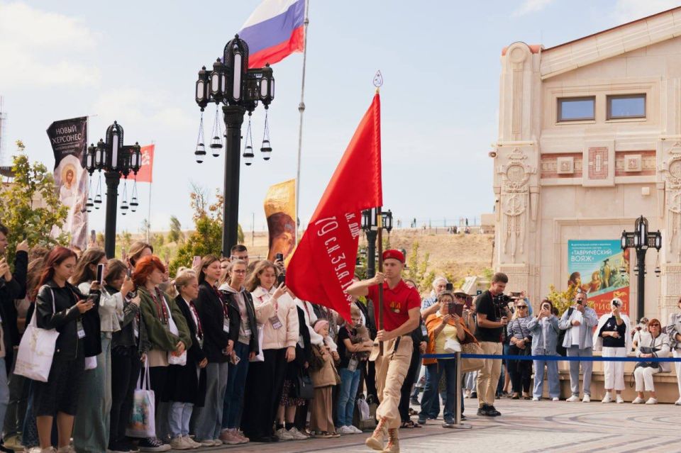 Знамя Победы в Крыму!. В рамках Всероссийской акции «Знамя Победы» легендарный символ Великой Победы передан от города-героя Севастополя в Республику Крым