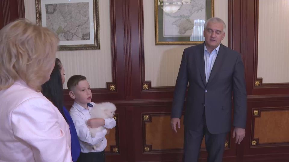 Путин исполнил мечту маленького крымчанина и подарил ему собаку