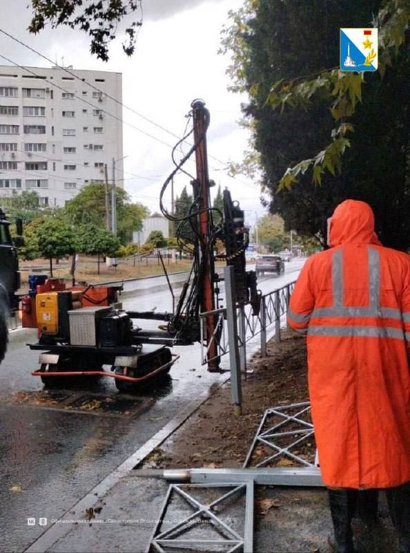 На Вакуленчука начали устанавливать пешеходные ограждения