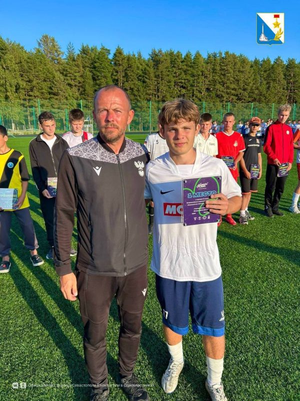 Команда ДЮФК «Севастополь» — победители III этапа Всероссийских соревнований «Кожаный мяч — Лига юных футболистов» Команда ДЮФК «Севастополь» — победители III этапа Всероссийских соревнований «Кожаный мяч — Лига юных футболистов»