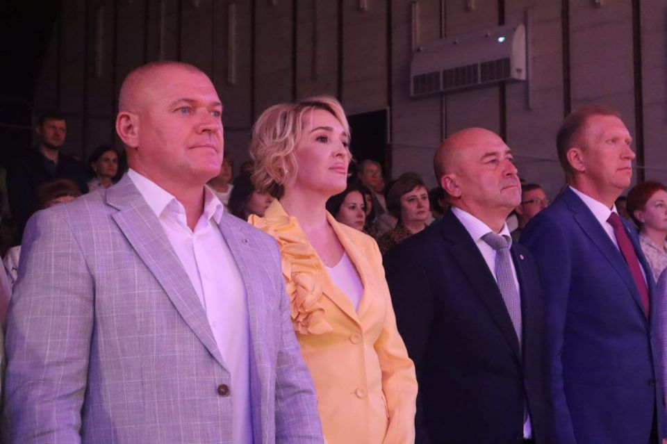 Инна Федоренко: В честь дня рождения района мы сегодня наградили всех тех, кто своим трудом и неравнодушием помогает его процветанию и развитию! Инна Федоренко: В честь дня рождения района мы сегодня наградили всех тех, кто своим трудом и неравнодушием помогает его процветанию и развитию!