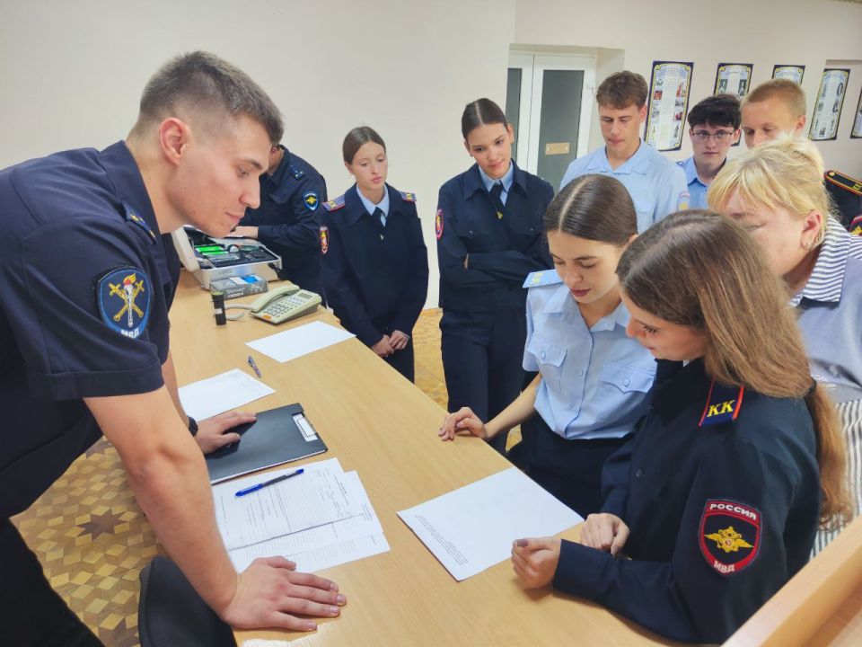 В Севастополе следователи полиции организовали для кадет ОВД мероприятие «Будь в форме» В Севастополе следователи полиции организовали для кадет ОВД мероприятие «Будь в форме»