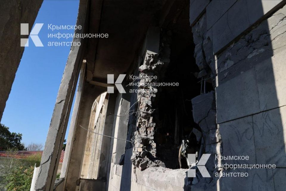 В таком состоянии сейчас находится актовый зал и библиотека средней школы имени А.С. Терлецкого в Форосе после варварской атаки ВСУ В таком состоянии сейчас находится актовый зал и библиотека средней школы имени А.С. Терлецкого в Форосе после варварской атаки ВСУ