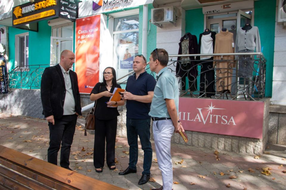 В Керчи продолжается работа с предпринимателями по пресечению незаконной рекламы и замене вывесок с иностранными надписями на информацию на русском языке В Керчи продолжается работа с предпринимателями по пресечению незаконной рекламы и замене вывесок с иностранными надписями на информацию на русском языке