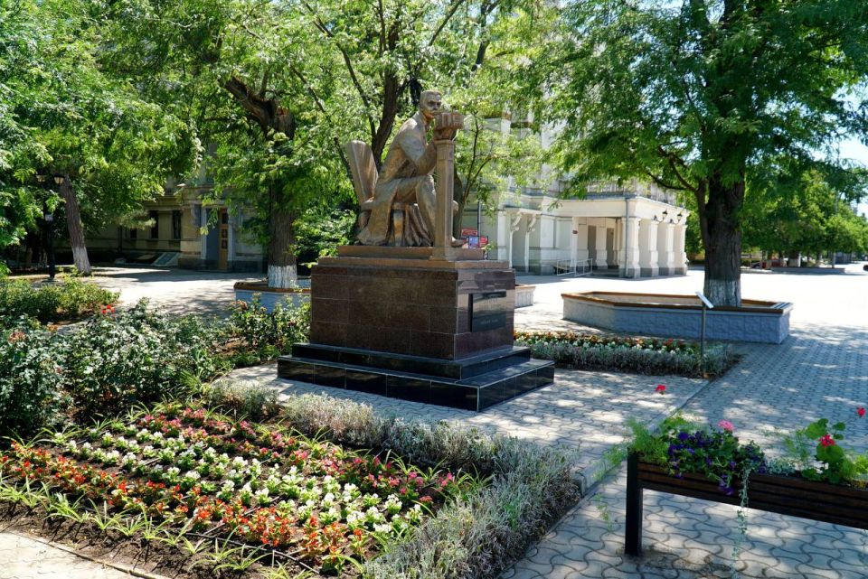 Евпатория приняла более 500 тысяч туристов с начала года Евпатория приняла более 500 тысяч туристов с начала года