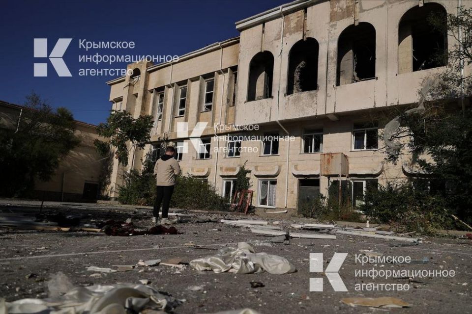 В таком состоянии сейчас находится актовый зал и библиотека средней школы имени А.С. Терлецкого в Форосе после варварской атаки ВСУ В таком состоянии сейчас находится актовый зал и библиотека средней школы имени А.С. Терлецкого в Форосе после варварской атаки ВСУ