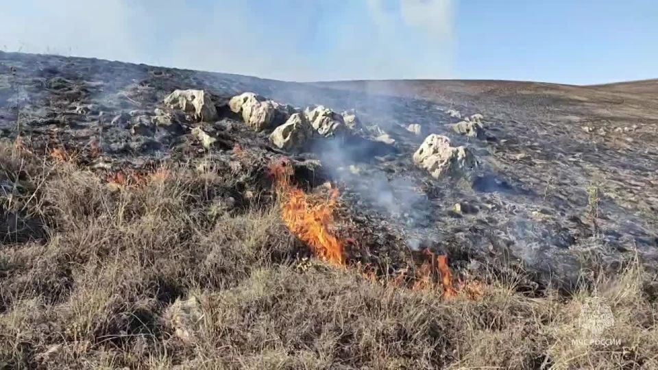Между двумя селами Симферопольского района горит сухая трава