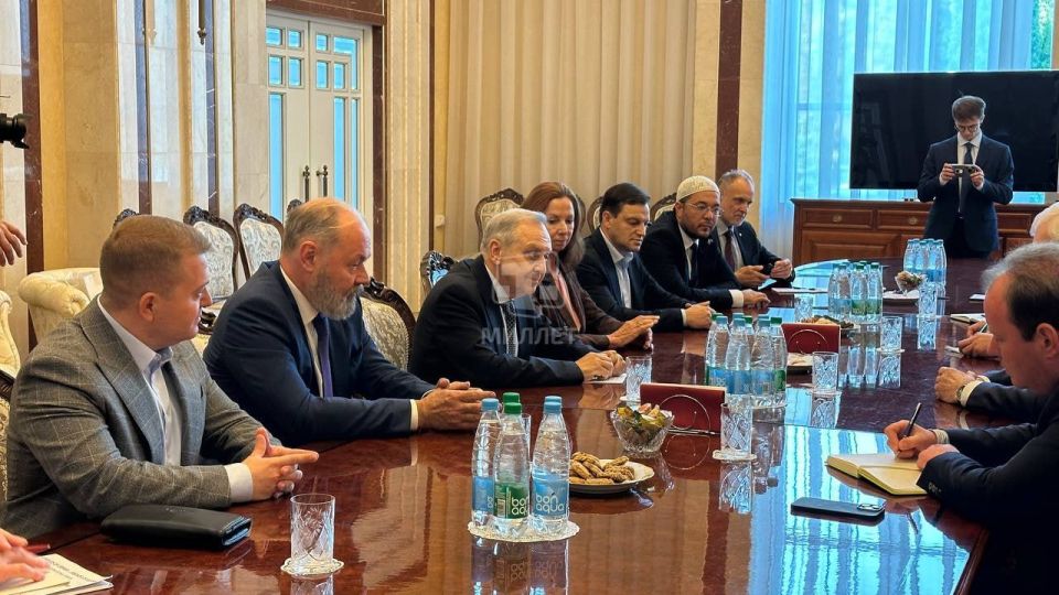 Крымская делегация встретилась с послом России в Республике Беларусь Борисом Грызловым Крымская делегация встретилась с послом России в Республике Беларусь Борисом Грызловым