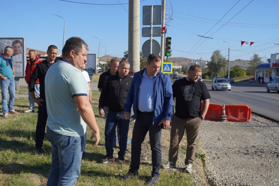 Глава администрации Керчи Олег Каторгин провел выездное рабочее совещание на пересечении улиц Ворошилова и Камыш-Бурунского шоссе с участием представителей ресурсоснабжающих организаций «Вода Крыма» и... Глава администрации Керчи Олег Каторгин провел выездное рабочее совещание на пересечении улиц Ворошилова и Камыш-Бурунского шоссе с участием представителей ресурсоснабжающих организаций «Вода Крыма» и...