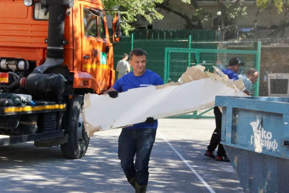 Константин Шимановский: Команда «Единой России» провела субботник на территории Форосской школы, куда в воскресенье вечером прилетел вражеский беспилотник Константин Шимановский: Команда «Единой России» провела субботник на территории Форосской школы, куда в воскресенье вечером прилетел вражеский беспилотник