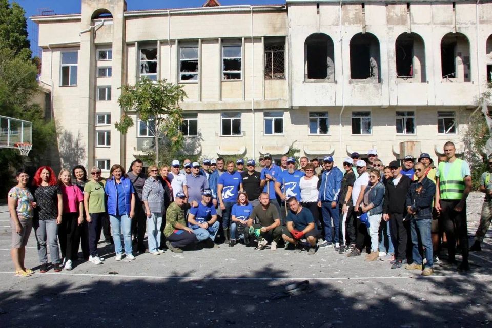 Янина Павленко: Субботник на территории школы в Форосе, которая пострадала от вражеской атаки БПЛА Янина Павленко: Субботник на территории школы в Форосе, которая пострадала от вражеской атаки БПЛА