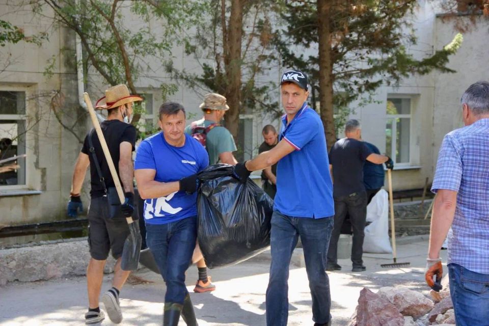 Константин Шимановский: Команда «Единой России» провела субботник на территории Форосской школы, куда в воскресенье вечером прилетел вражеский беспилотник Константин Шимановский: Команда «Единой России» провела субботник на территории Форосской школы, куда в воскресенье вечером прилетел вражеский беспилотник