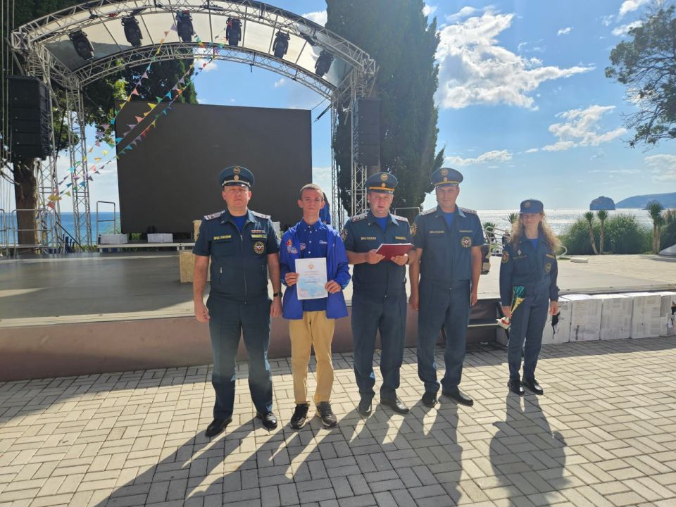Под звездой Надежды и Спасения прошла профильная смена в МДЦ "Артек" Под звездой Надежды и Спасения прошла профильная смена в МДЦ "Артек"