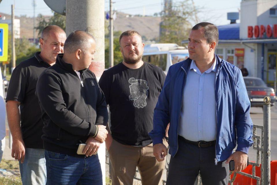 Глава администрации Керчи Олег Каторгин провел выездное рабочее совещание на пересечении улиц Ворошилова и Камыш-Бурунского шоссе с участием представителей ресурсоснабжающих организаций «Вода Крыма» и... Глава администрации Керчи Олег Каторгин провел выездное рабочее совещание на пересечении улиц Ворошилова и Камыш-Бурунского шоссе с участием представителей ресурсоснабжающих организаций «Вода Крыма» и...