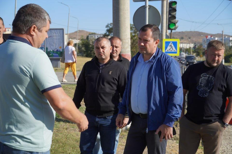 Глава администрации Керчи Олег Каторгин провел выездное рабочее совещание на пересечении улиц Ворошилова и Камыш-Бурунского шоссе с участием представителей ресурсоснабжающих организаций «Вода Крыма» и... Глава администрации Керчи Олег Каторгин провел выездное рабочее совещание на пересечении улиц Ворошилова и Камыш-Бурунского шоссе с участием представителей ресурсоснабжающих организаций «Вода Крыма» и...