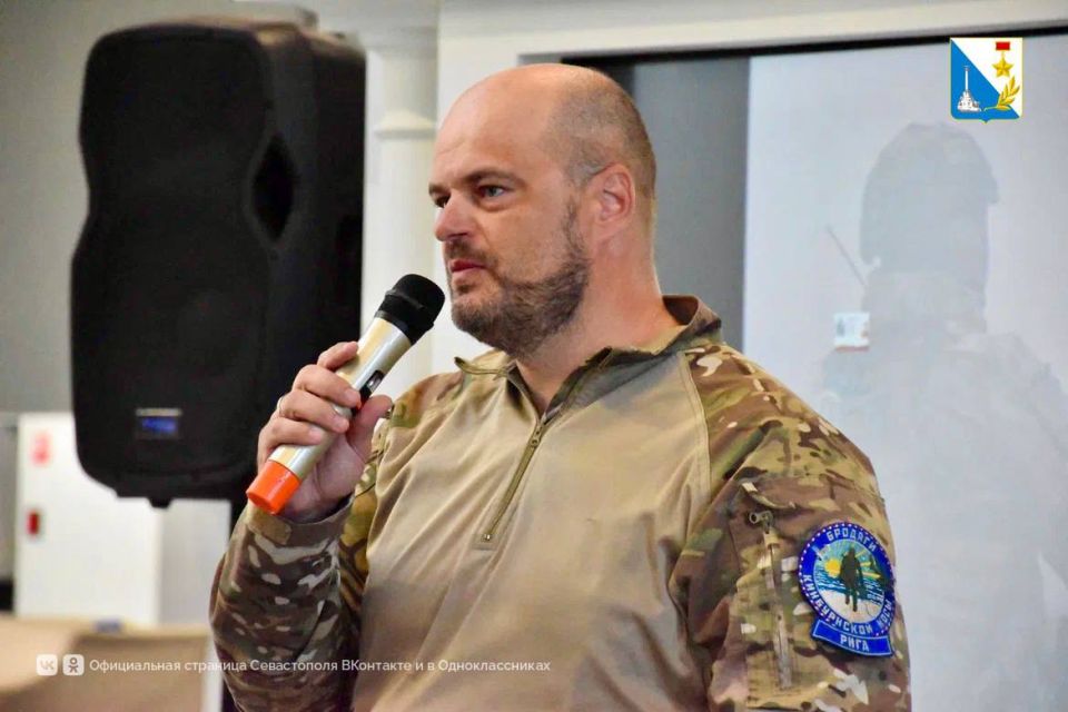 Молодежи в пример. Старшеклассники из нескольких школ Севастополя в рамках всероссийского проекта «Связующая нить» встретились с участником СВО Николаем Мищенковым Молодежи в пример. Старшеклассники из нескольких школ Севастополя в рамках всероссийского проекта «Связующая нить» встретились с участником СВО Николаем Мищенковым