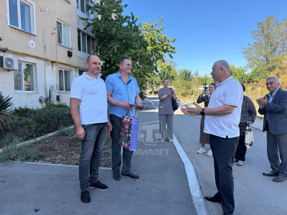 В селе Каштаны Бахчисарайского района семье из числа реабилитированных народов вручили ключи от долгожданной квартиры В селе Каштаны Бахчисарайского района семье из числа реабилитированных народов вручили ключи от долгожданной квартиры