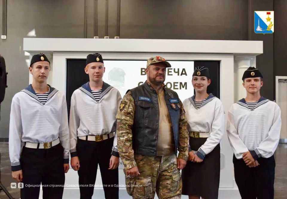 Молодежи в пример. Старшеклассники из нескольких школ Севастополя в рамках всероссийского проекта «Связующая нить» встретились с участником СВО Николаем Мищенковым Молодежи в пример. Старшеклассники из нескольких школ Севастополя в рамках всероссийского проекта «Связующая нить» встретились с участником СВО Николаем Мищенковым