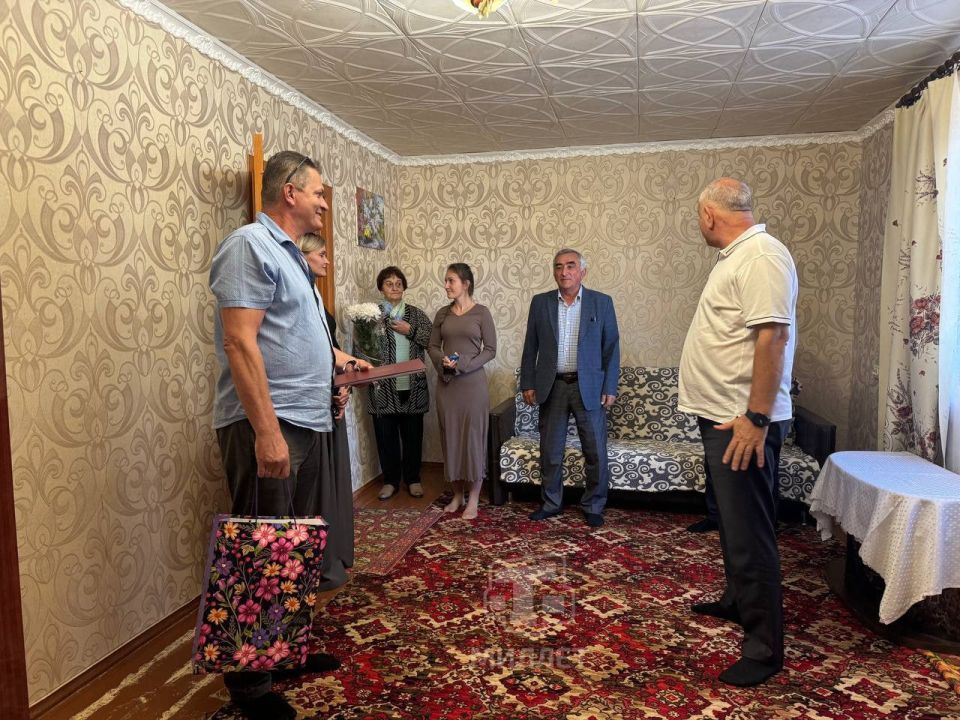 В селе Каштаны Бахчисарайского района семье из числа реабилитированных народов вручили ключи от долгожданной квартиры В селе Каштаны Бахчисарайского района семье из числа реабилитированных народов вручили ключи от долгожданной квартиры