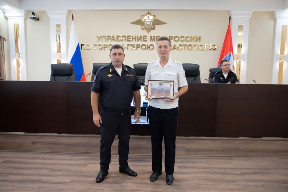 Начальник УМВД России по г. Севастополю генерал-майор полиции Сергей Сигунов поздравил сотрудников Информационного центра с профессиональным праздником Начальник УМВД России по г. Севастополю генерал-майор полиции Сергей Сигунов поздравил сотрудников Информационного центра с профессиональным праздником
