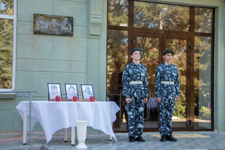 В Керчи открыли мемориальные доски в честь участников спецоперации — Дмитрия Шульгина, Владислава Кулиша и Петра Марченко В Керчи открыли мемориальные доски в честь участников спецоперации — Дмитрия Шульгина, Владислава Кулиша и Петра Марченко