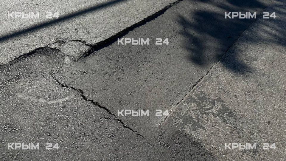 На Фабричном спуске в Симферополе просел асфальт На Фабричном спуске в Симферополе просел асфальт