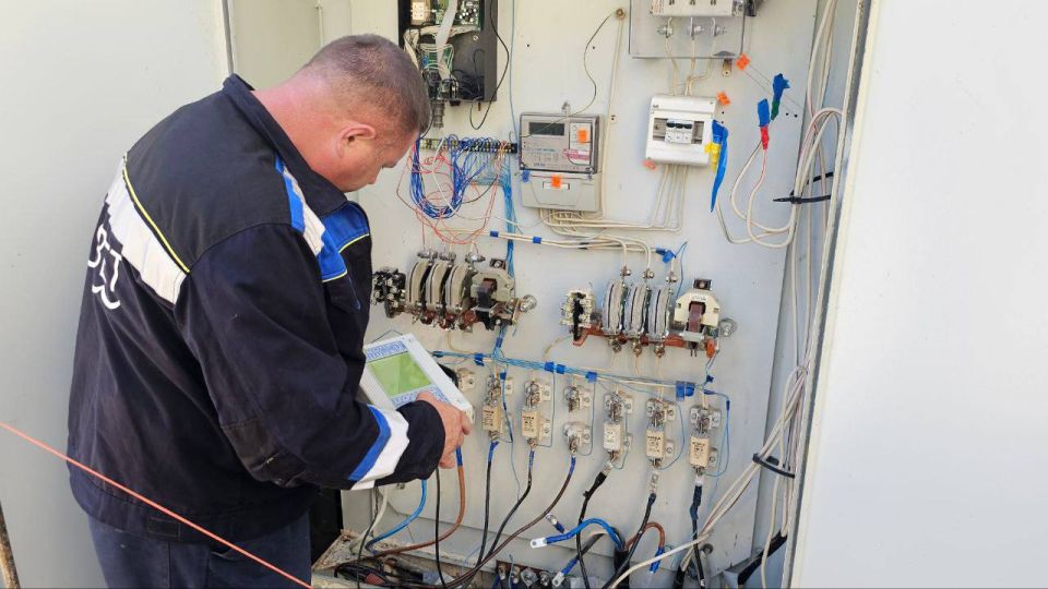 На проспекте Октябрьской Революции специалисты «Горсвета» проводят поиск повреждений подземных кабельных линий с помощью электротехнической лаборатории