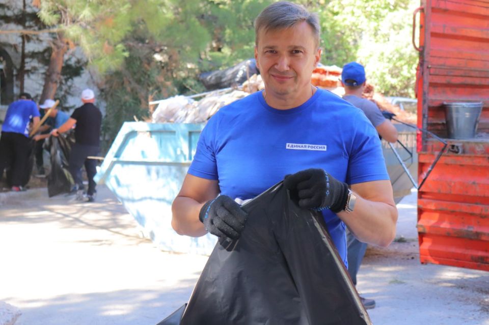 Янина Павленко: Субботник на территории школы в Форосе, которая пострадала от вражеской атаки БПЛА Янина Павленко: Субботник на территории школы в Форосе, которая пострадала от вражеской атаки БПЛА