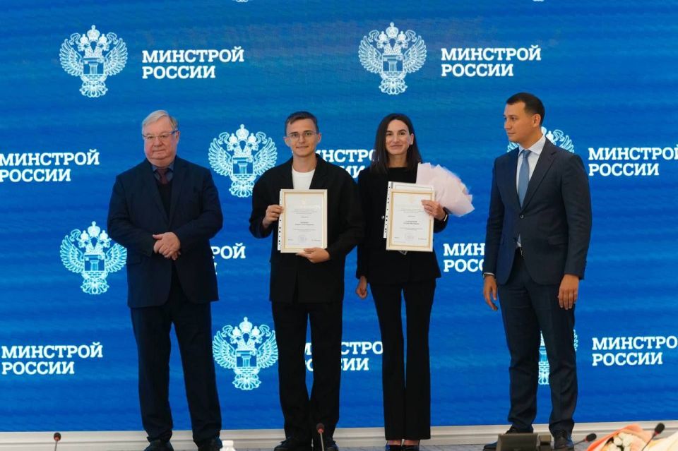 В Минстрое России прошло награждение организаторов и участников профориентационной площадки «Я-строитель будущего!» в рамках празднования 100-летия МДЦ «Артек», Республика Крым В Минстрое России прошло награждение организаторов и участников профориентационной площадки «Я-строитель будущего!» в рамках празднования 100-летия МДЦ «Артек», Республика Крым