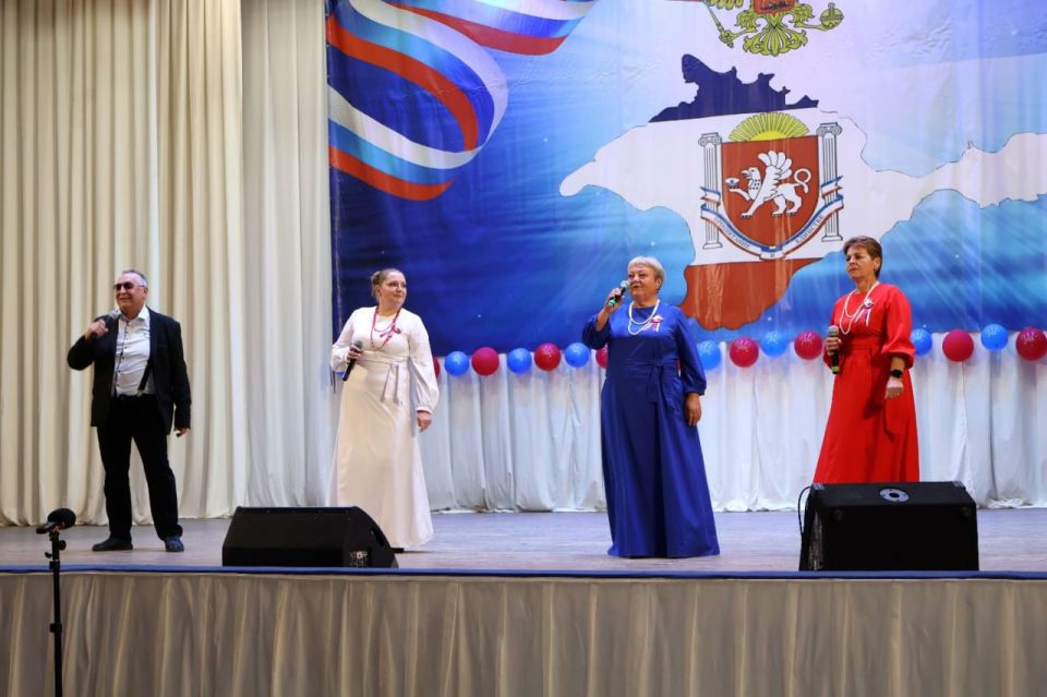 24 сентября, в день Общекрымского праздника – Дня Государственного герба и Государственного флага Республики Крым, в районном Доме культуры поселка Раздольное состоялся праздничный концерт «Символы, рожденные историей» 24 сентября, в день Общекрымского праздника – Дня Государственного герба и Государственного флага Республики Крым, в районном Доме культуры поселка Раздольное состоялся праздничный концерт «Символы, рожденные историей»